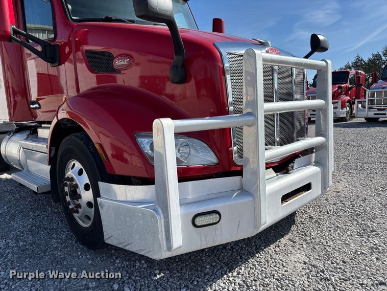 image for item FB3266 2019 Peterbilt 579 semi truck