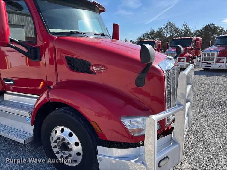 image for item FB3266 2019 Peterbilt 579 semi truck