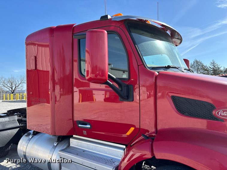image for item FB3266 2019 Peterbilt 579 semi truck