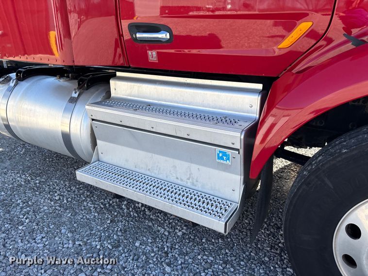 image for item FB3266 2019 Peterbilt 579 semi truck