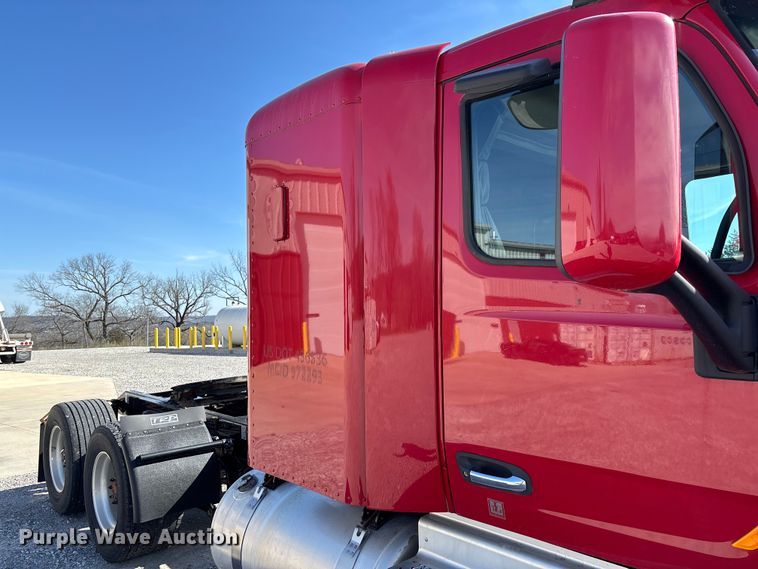 image for item FB3266 2019 Peterbilt 579 semi truck