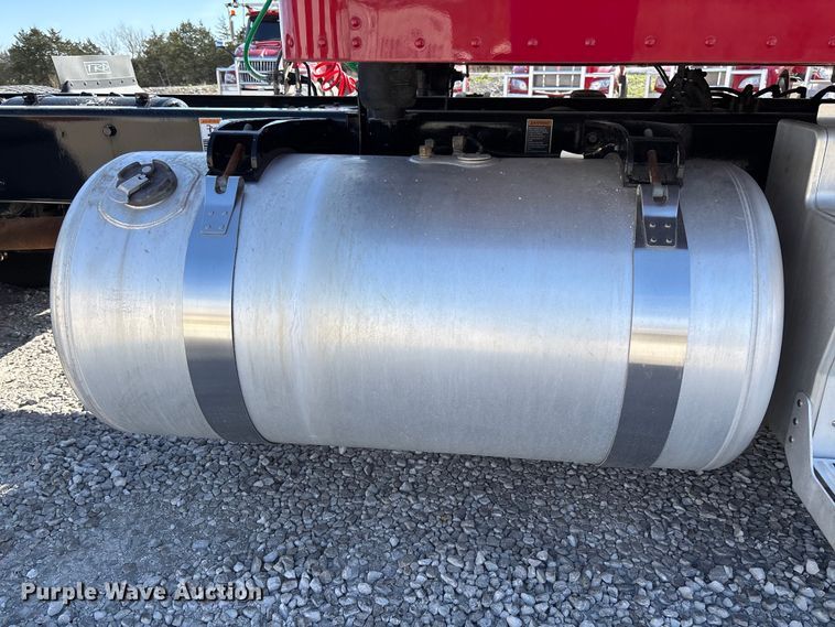 image for item FB3266 2019 Peterbilt 579 semi truck