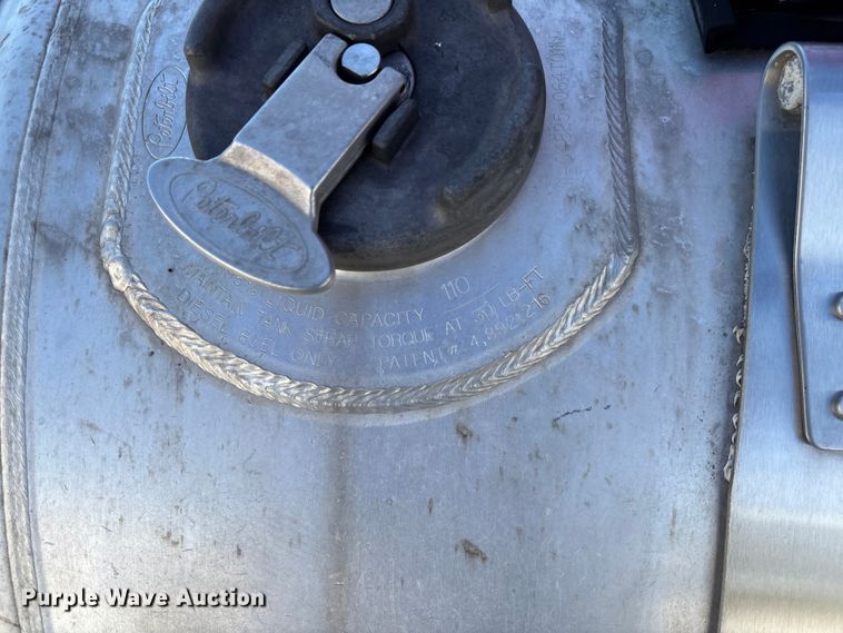 image for item FB3266 2019 Peterbilt 579 semi truck