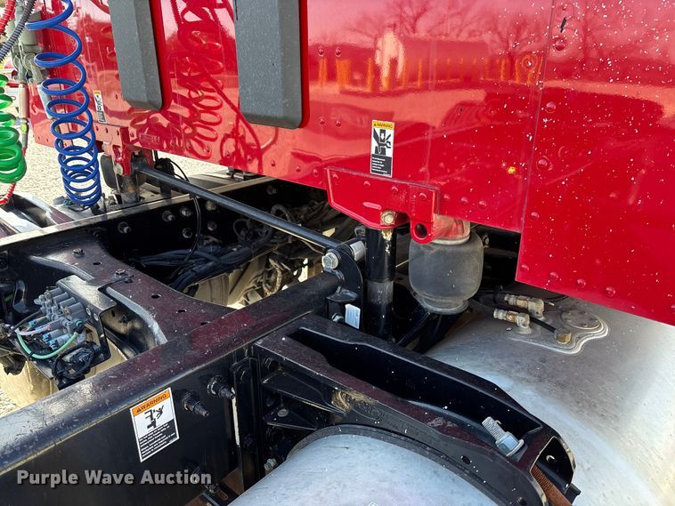 image for item FB3266 2019 Peterbilt 579 semi truck