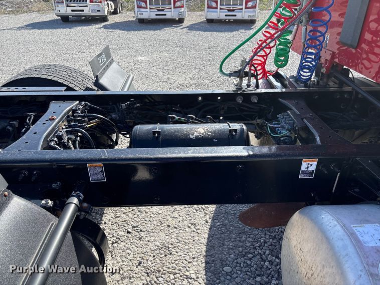 image for item FB3266 2019 Peterbilt 579 semi truck