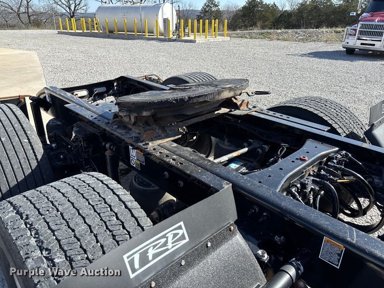 image for item FB3266 2019 Peterbilt 579 semi truck