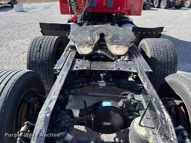 image for item FB3266 2019 Peterbilt 579 semi truck