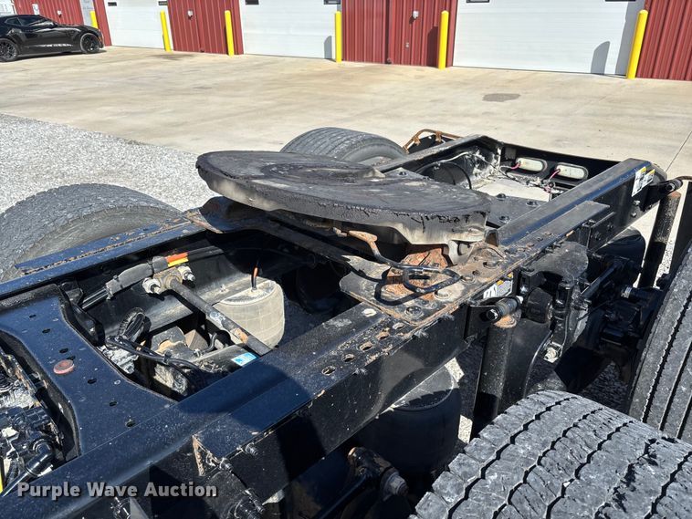 image for item FB3266 2019 Peterbilt 579 semi truck