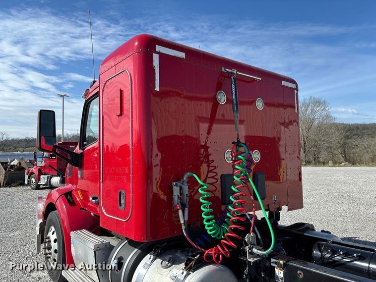 image for item FB3266 2019 Peterbilt 579 semi truck