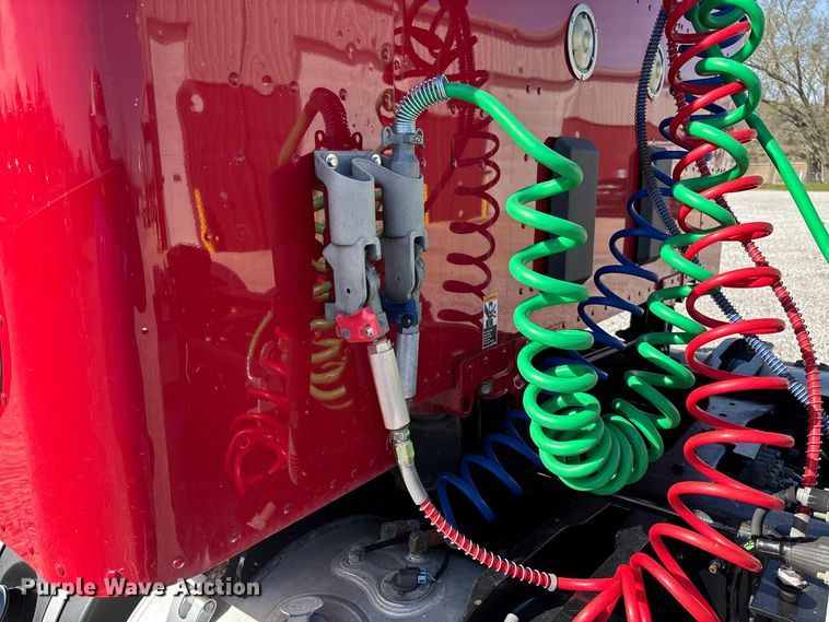 image for item FB3266 2019 Peterbilt 579 semi truck