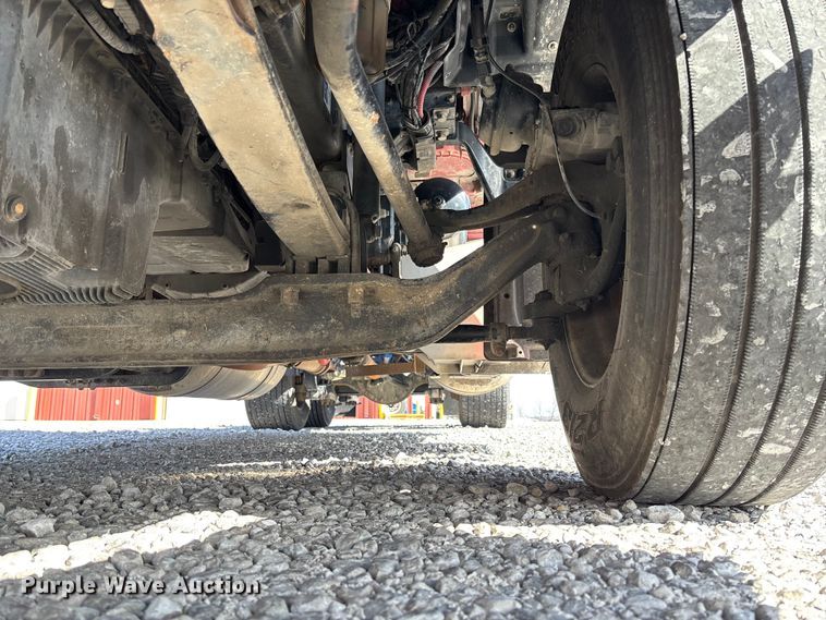 image for item FB3266 2019 Peterbilt 579 semi truck