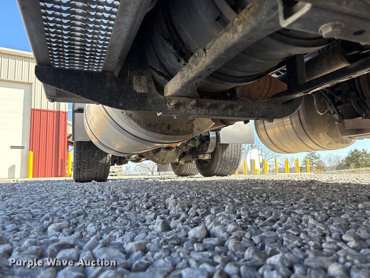 image for item FB3266 2019 Peterbilt 579 semi truck