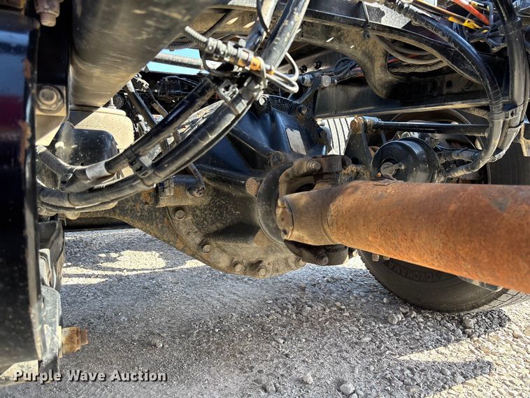 image for item FB3266 2019 Peterbilt 579 semi truck