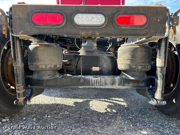 image for item FB3266 2019 Peterbilt 579 semi truck