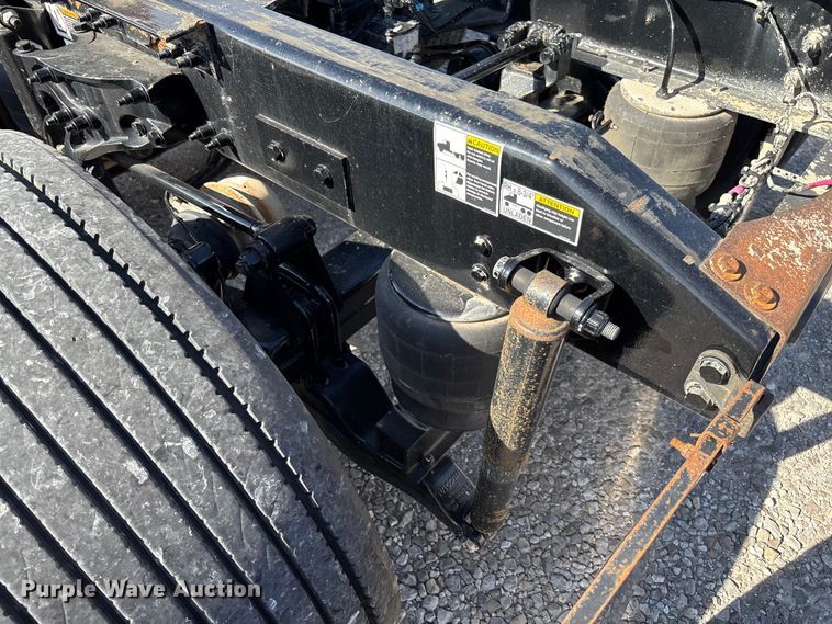 image for item FB3266 2019 Peterbilt 579 semi truck