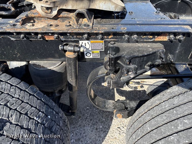 image for item FB3266 2019 Peterbilt 579 semi truck