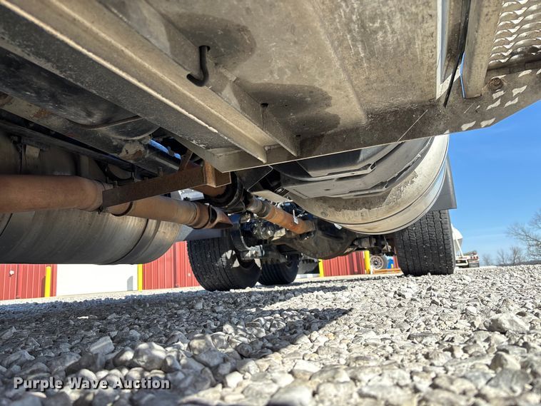 image for item FB3266 2019 Peterbilt 579 semi truck