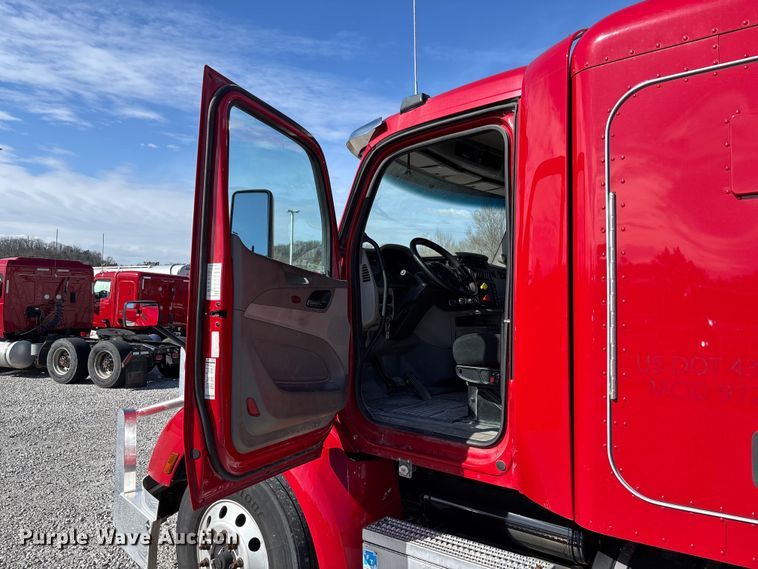 image for item FB3266 2019 Peterbilt 579 semi truck
