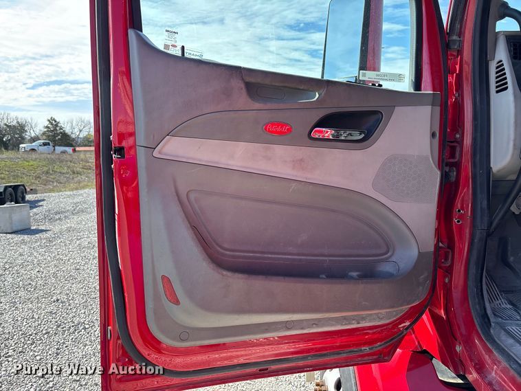 image for item FB3266 2019 Peterbilt 579 semi truck