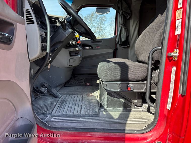 image for item FB3266 2019 Peterbilt 579 semi truck