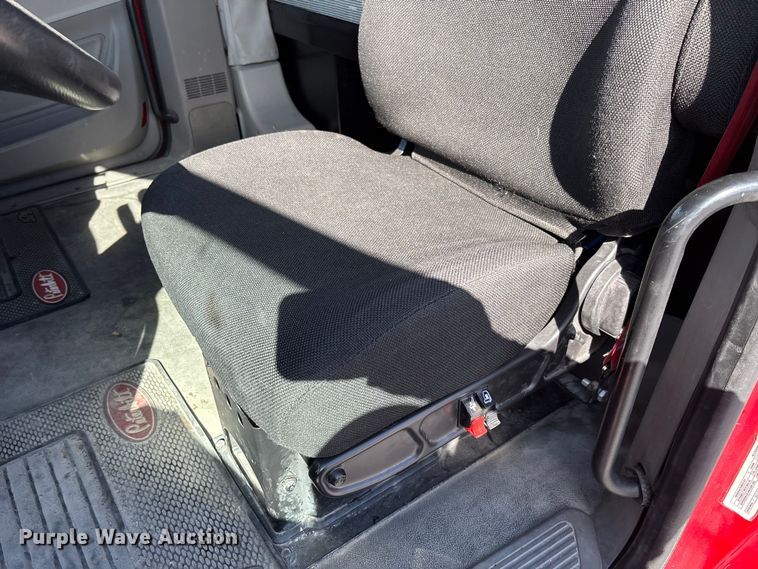 image for item FB3266 2019 Peterbilt 579 semi truck