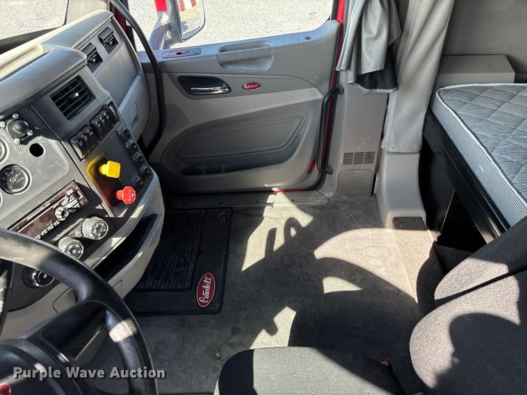 image for item FB3266 2019 Peterbilt 579 semi truck