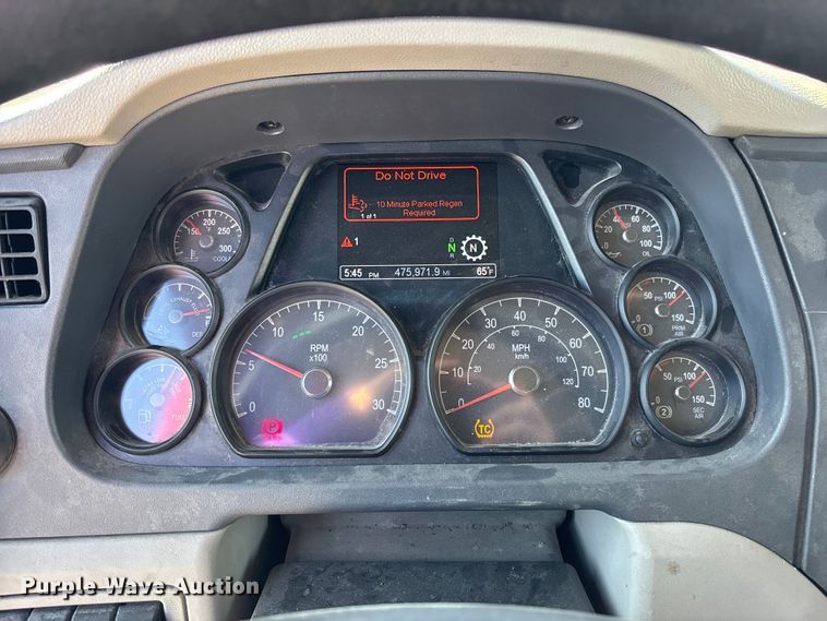 image for item FB3266 2019 Peterbilt 579 semi truck