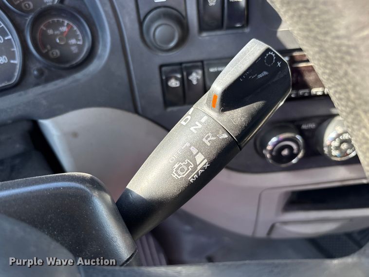 image for item FB3266 2019 Peterbilt 579 semi truck