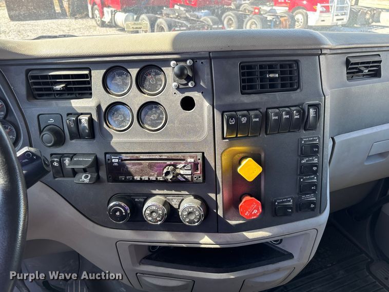 image for item FB3266 2019 Peterbilt 579 semi truck