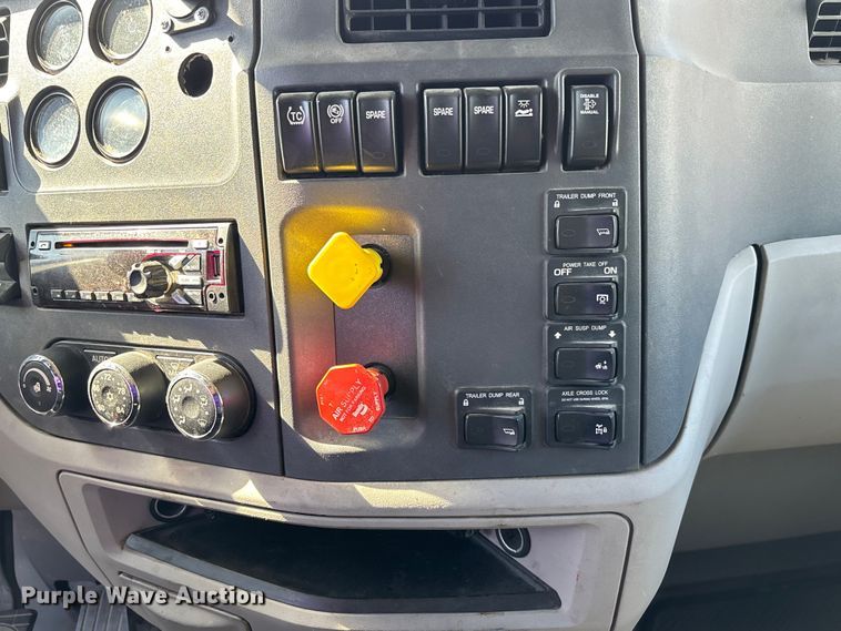 image for item FB3266 2019 Peterbilt 579 semi truck