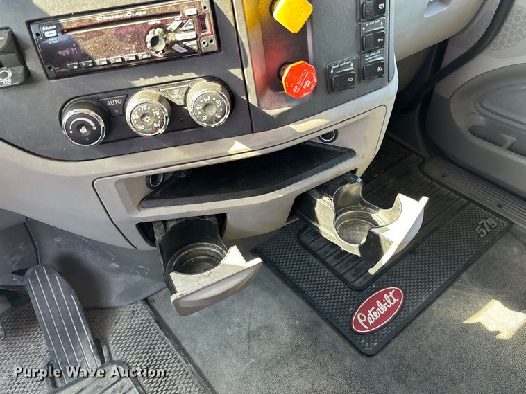 image for item FB3266 2019 Peterbilt 579 semi truck