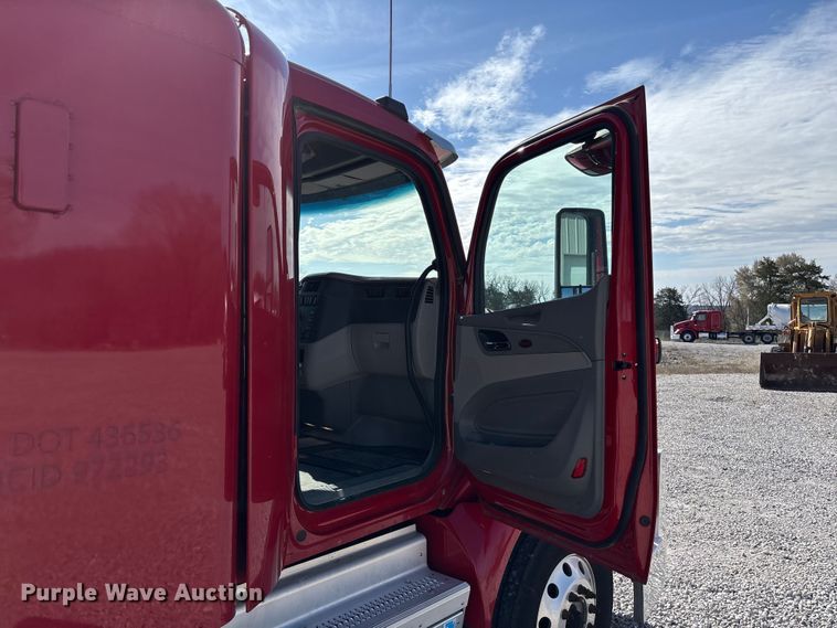 image for item FB3266 2019 Peterbilt 579 semi truck