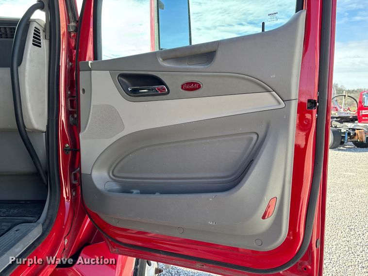 image for item FB3266 2019 Peterbilt 579 semi truck