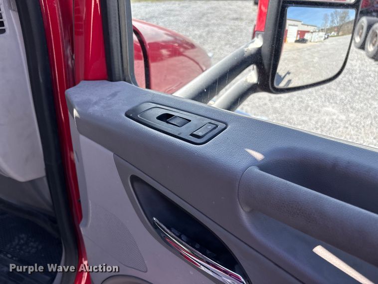 image for item FB3266 2019 Peterbilt 579 semi truck