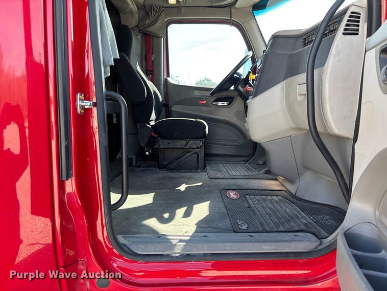 image for item FB3266 2019 Peterbilt 579 semi truck