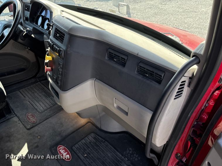 image for item FB3266 2019 Peterbilt 579 semi truck