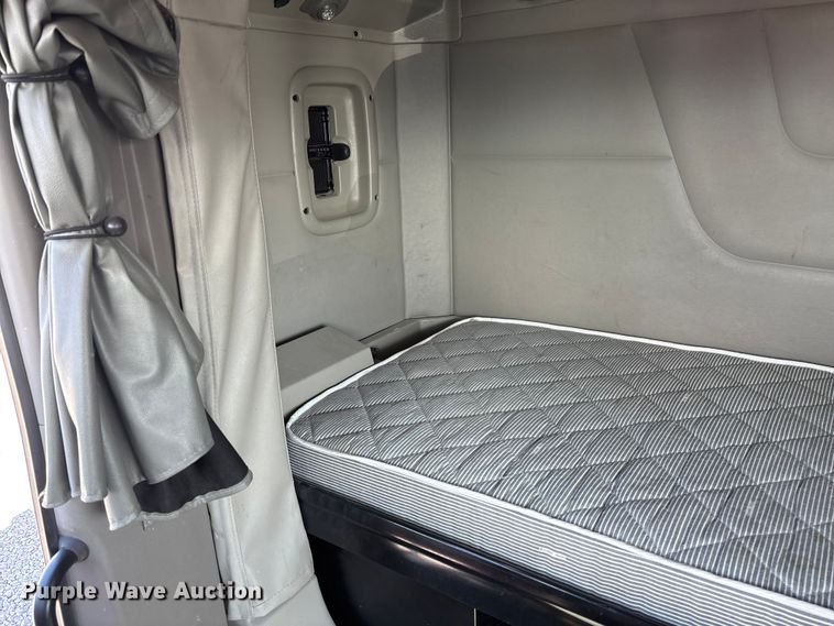 image for item FB3266 2019 Peterbilt 579 semi truck