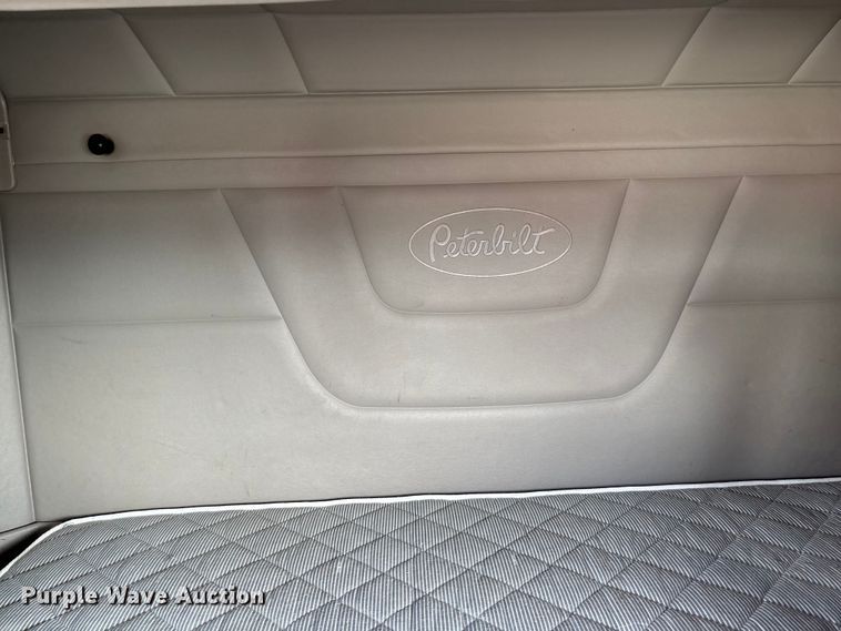 image for item FB3266 2019 Peterbilt 579 semi truck