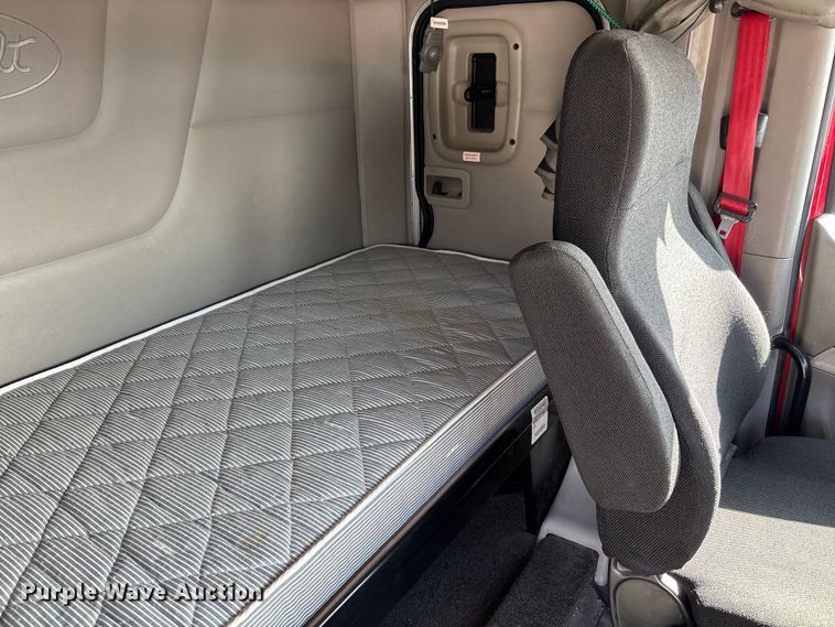 image for item FB3266 2019 Peterbilt 579 semi truck