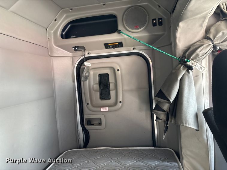 image for item FB3266 2019 Peterbilt 579 semi truck