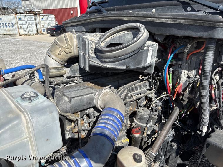 image for item FB3266 2019 Peterbilt 579 semi truck