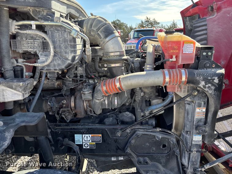 image for item FB3266 2019 Peterbilt 579 semi truck