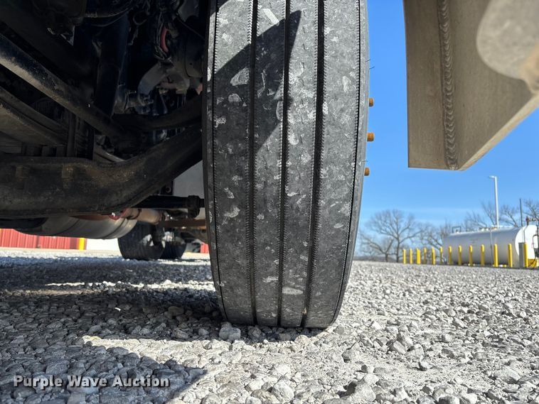 image for item FB3266 2019 Peterbilt 579 semi truck