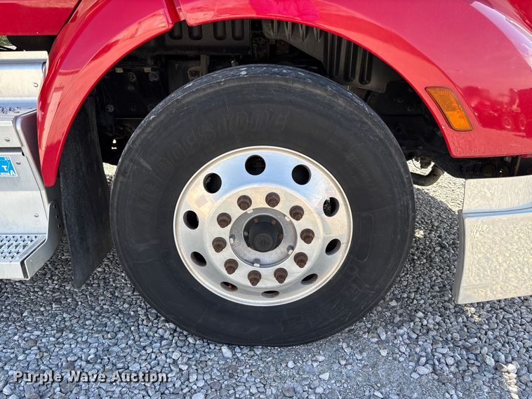 image for item FB3266 2019 Peterbilt 579 semi truck