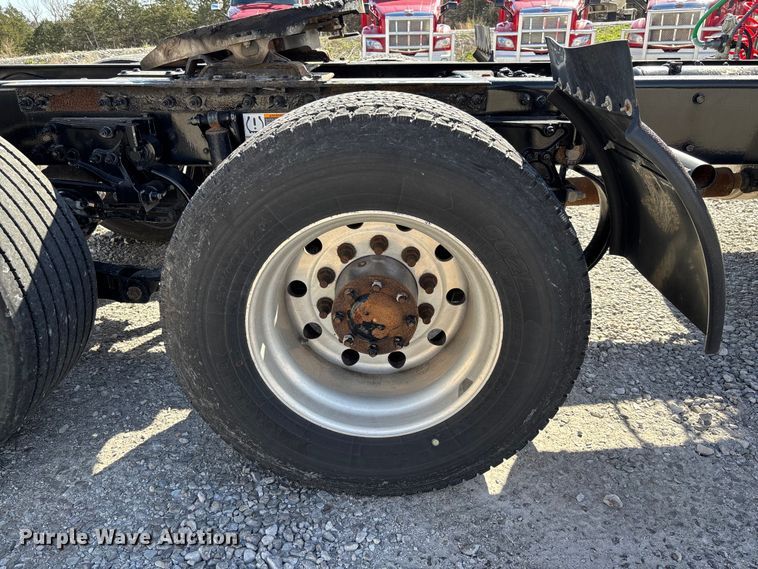 image for item FB3266 2019 Peterbilt 579 semi truck