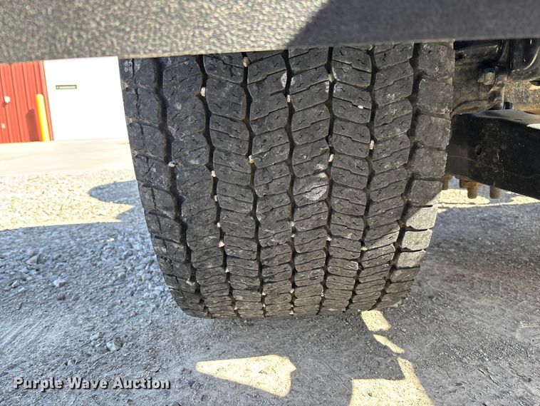 image for item FB3266 2019 Peterbilt 579 semi truck