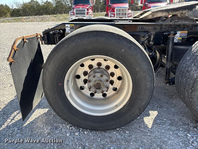 image for item FB3266 2019 Peterbilt 579 semi truck