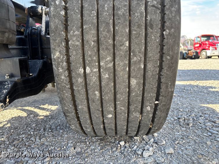 image for item FB3266 2019 Peterbilt 579 semi truck