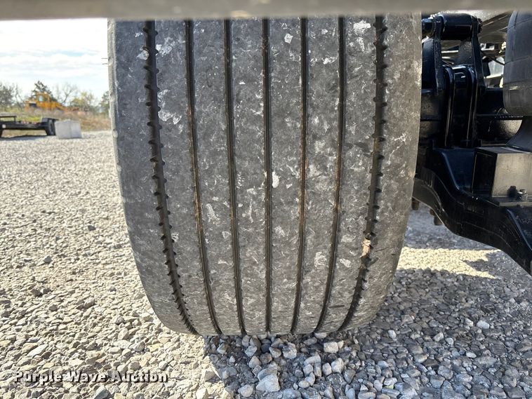 image for item FB3266 2019 Peterbilt 579 semi truck