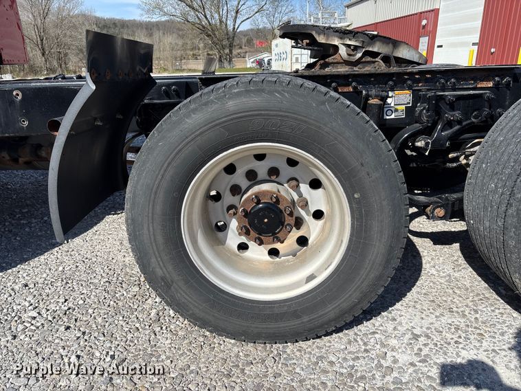 image for item FB3266 2019 Peterbilt 579 semi truck